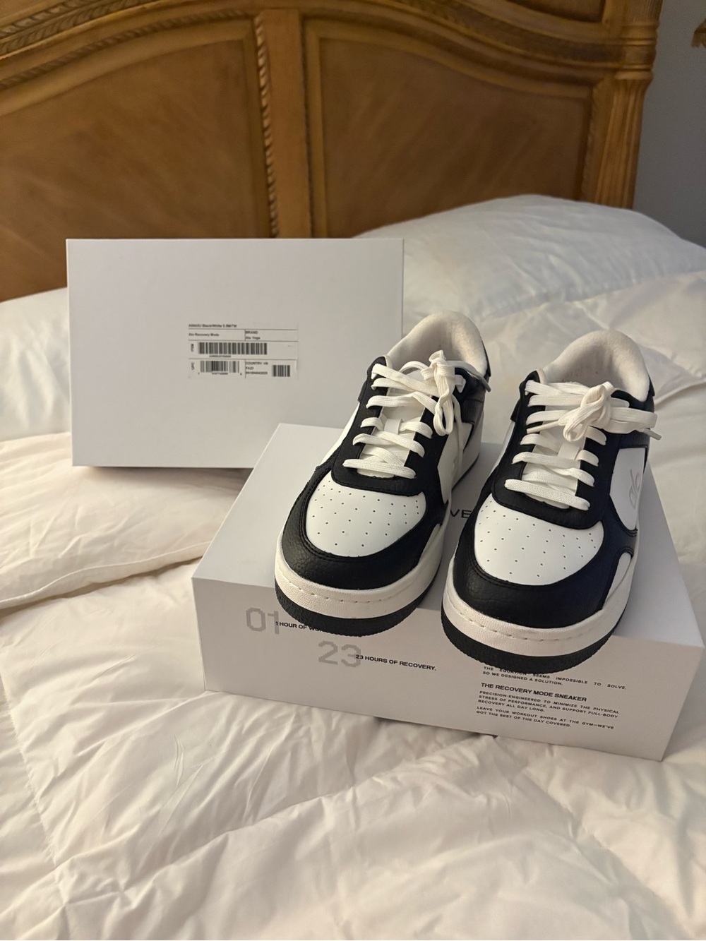 ALO Yoga Men's Black and White Low-Top Sneakers
